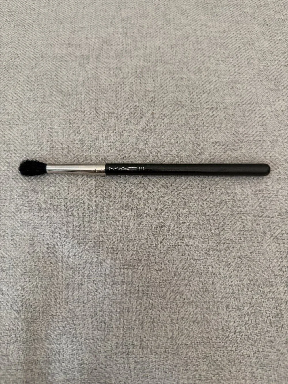 MAC 224 Synthetic Tapered Eyeshadow Blending Brush